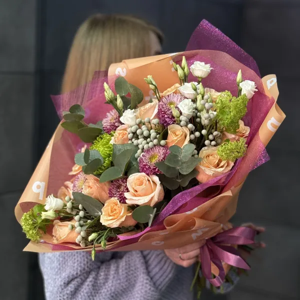 Букет из роз, брунии и хризантем