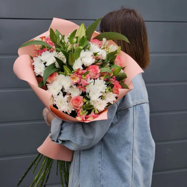 Букет из агапантус, хризантем и роз