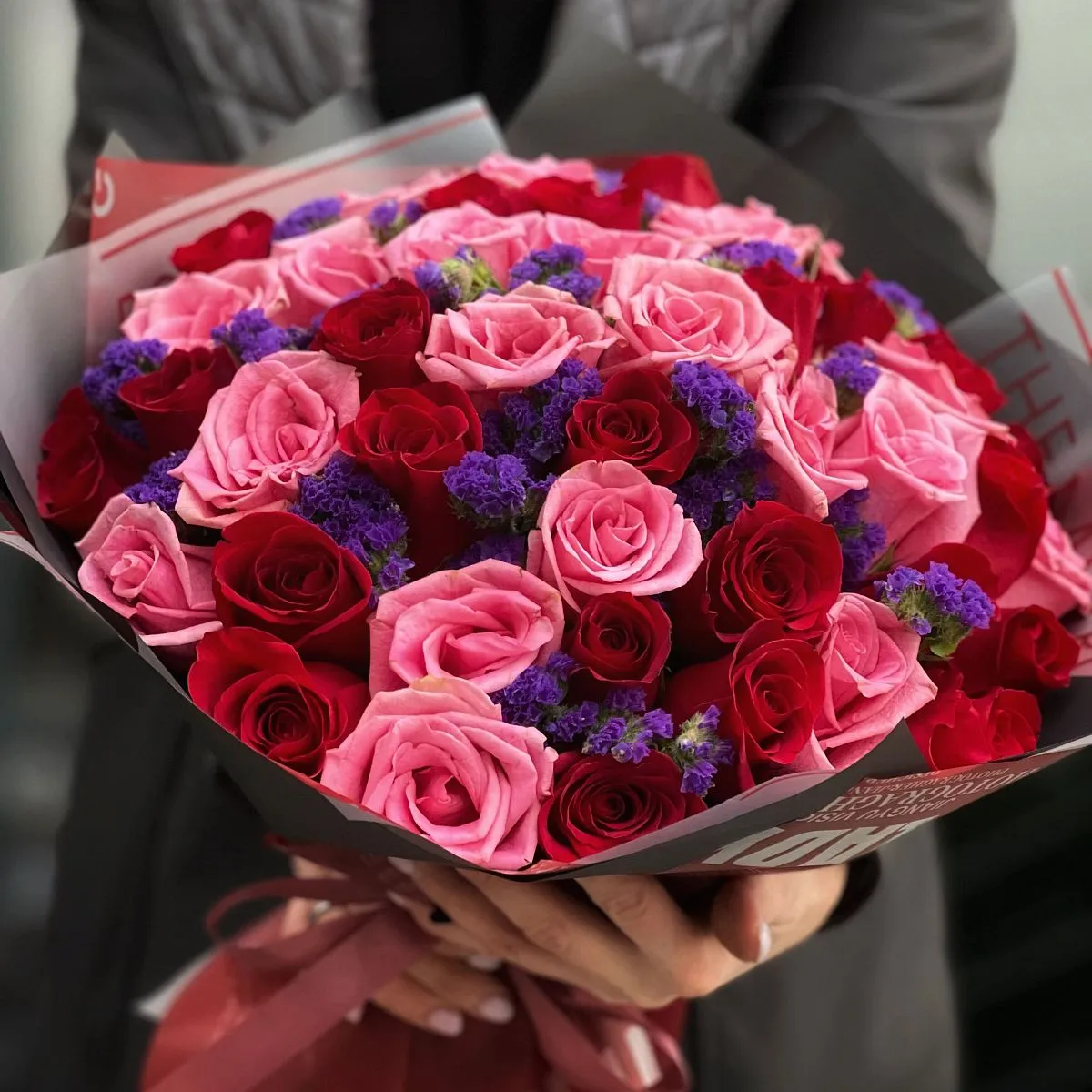 Большой букет из роз, и статицы