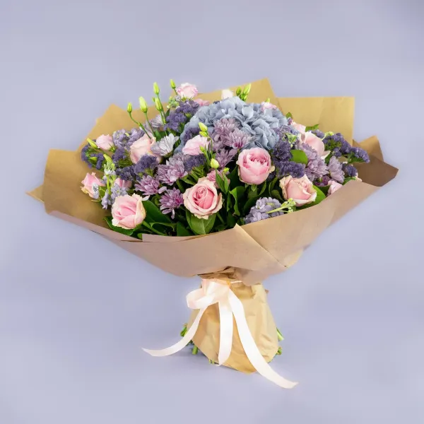 Букет из гортензии, роз и хризантем