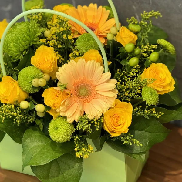 Розы, гербер и хризантемы в коробке