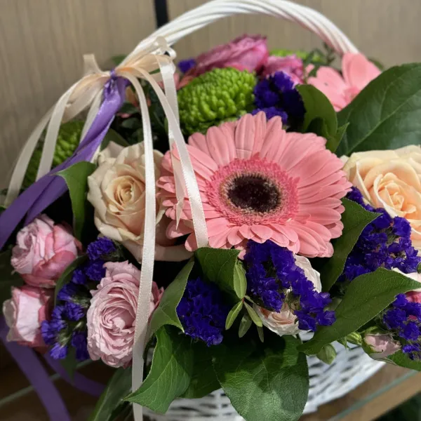 Герберы, хризантемы и розы в коробке