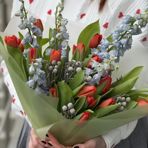 Огромный букет из тюльпан, брунии и дельфиниума