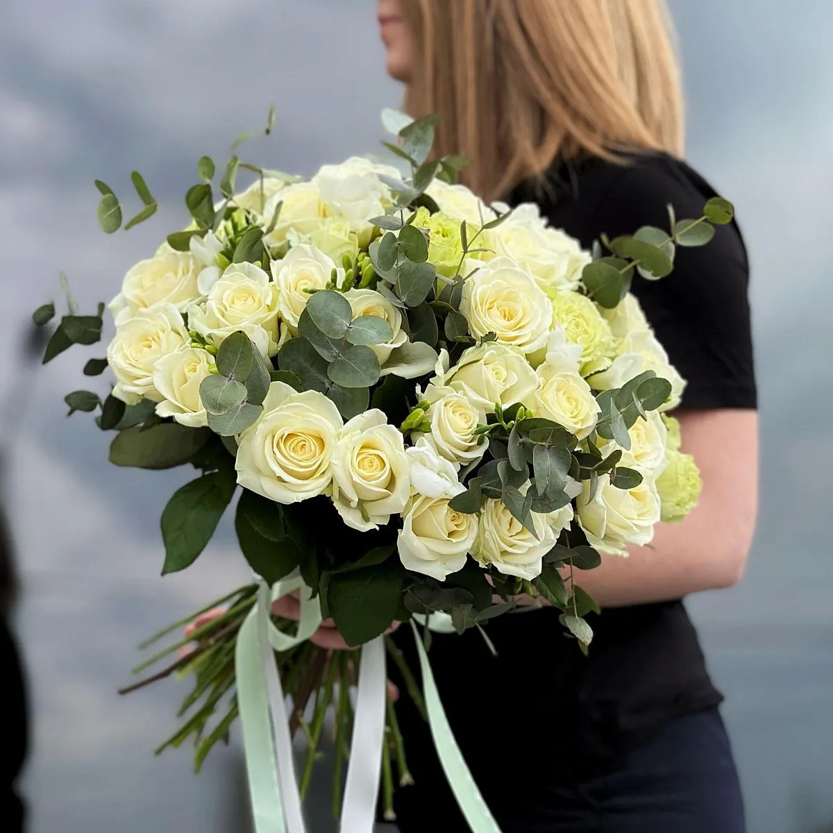 Букет из роз микс, фрезия