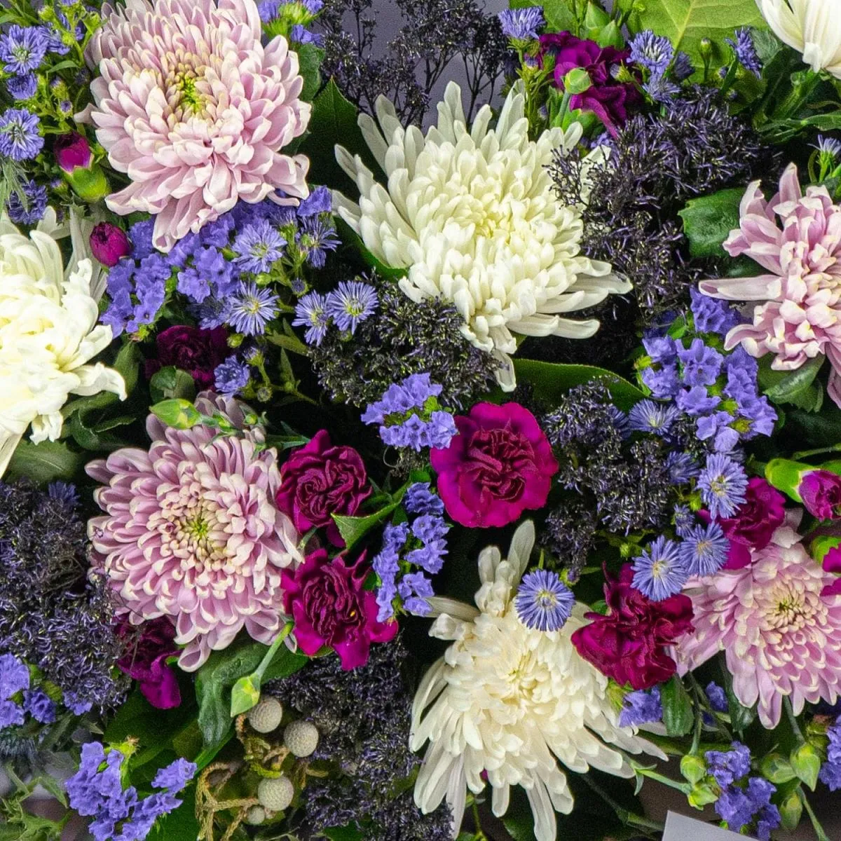 Букет из хризантем, гвоздик и статицы