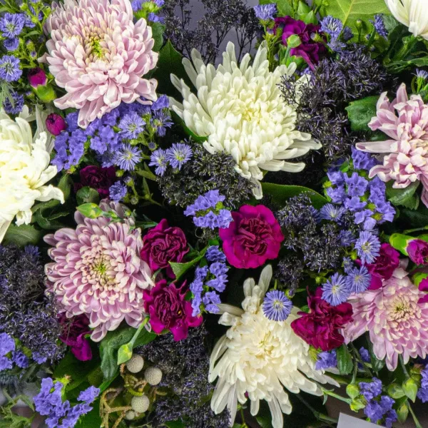 Букет из хризантем, гвоздик и статицы