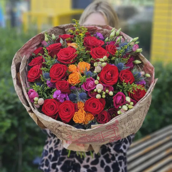 Букет из роз микс, статицы и солидаго