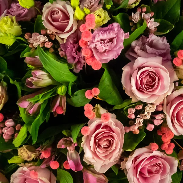 Букет из роз, альстромерий и эустом