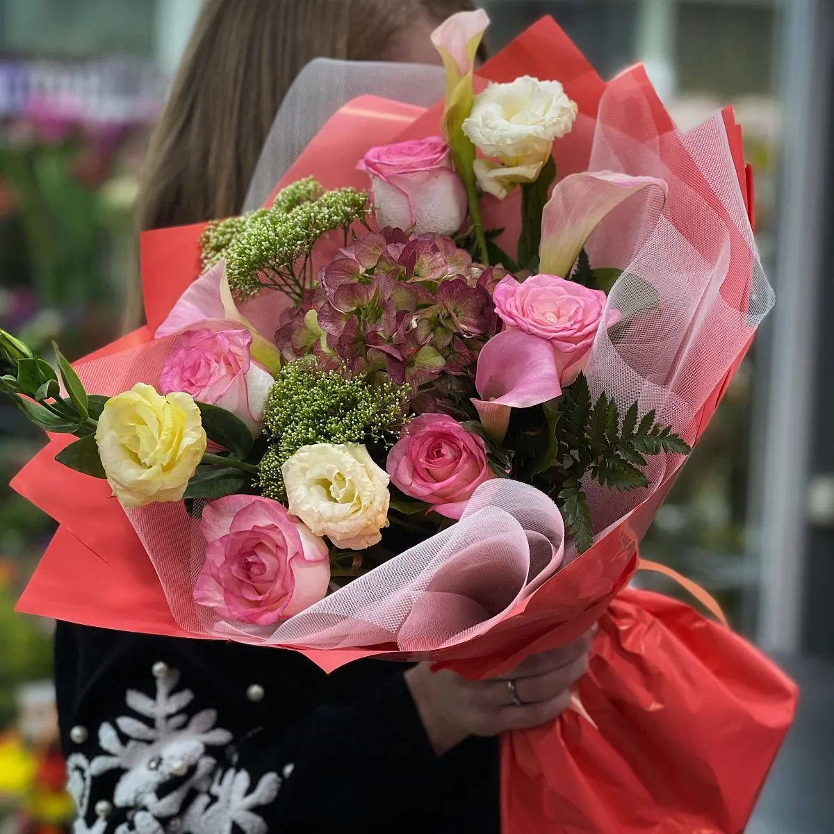 Букет из роз, эустом и каллы