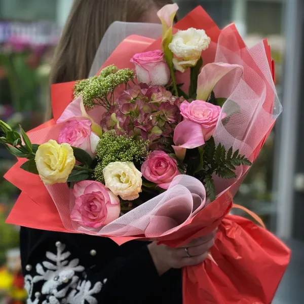 Букет из роз, эустом и каллы