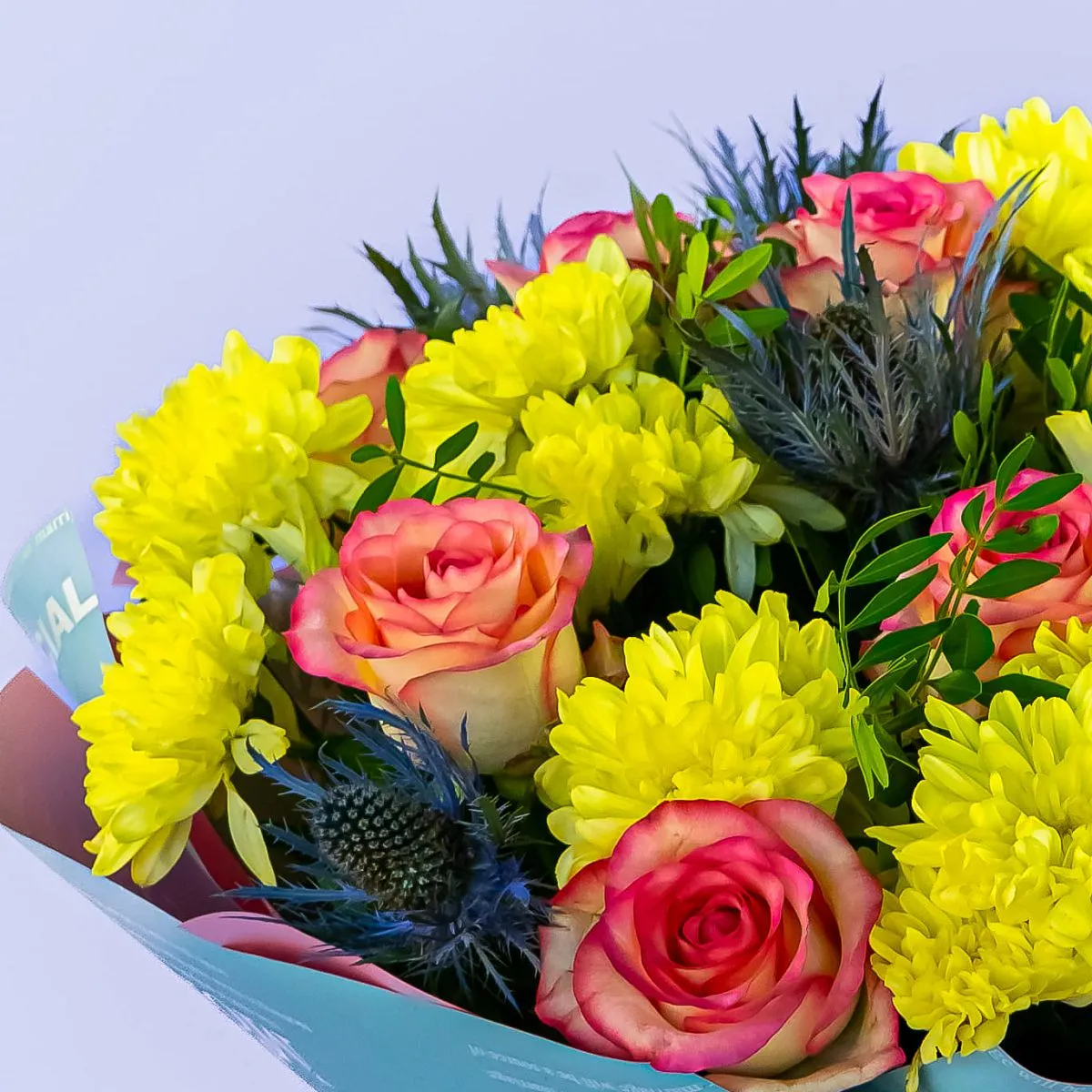 Букет из жёлтых хризантем и нежных роз