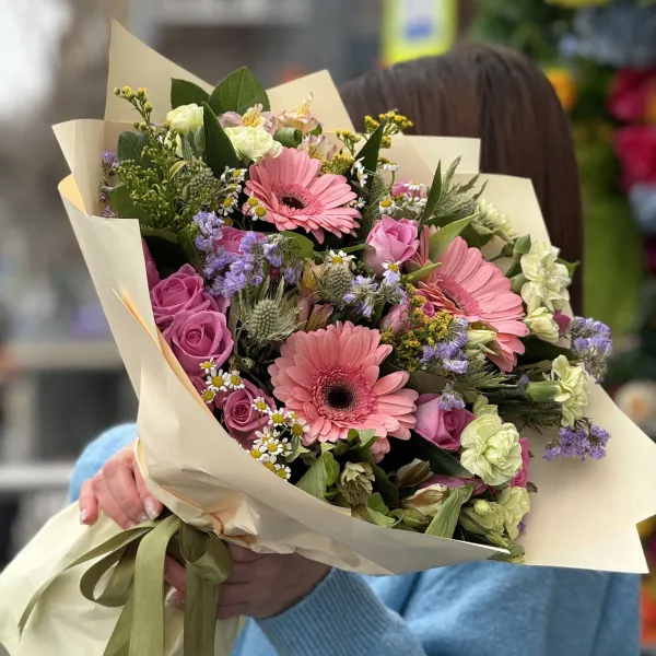 Букет из альстромерии, гвоздики и роз