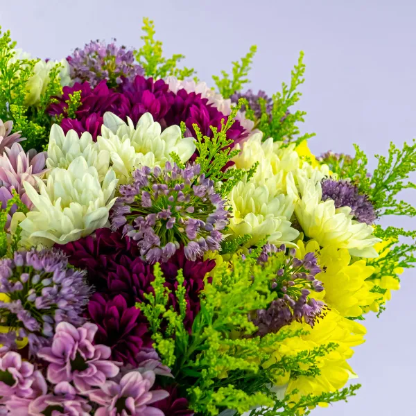 Букет из 25 хризантем микс и аллиума