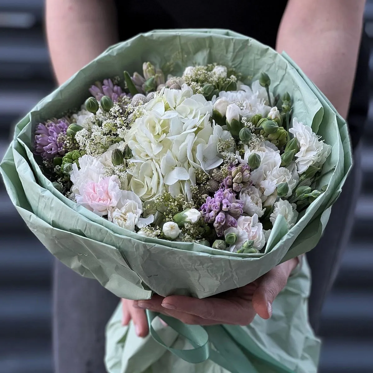 Огромный букет из гвоздик, гипсофил и гиацинтов