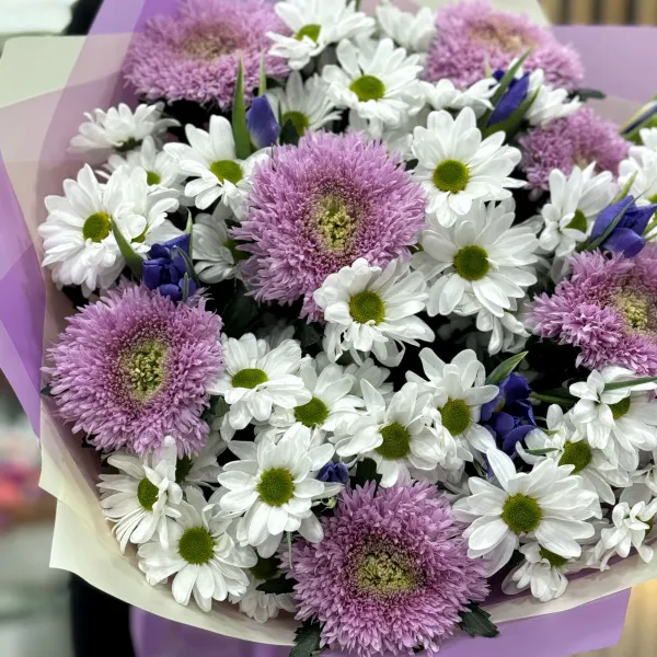 Букет из хризантем и ирисов