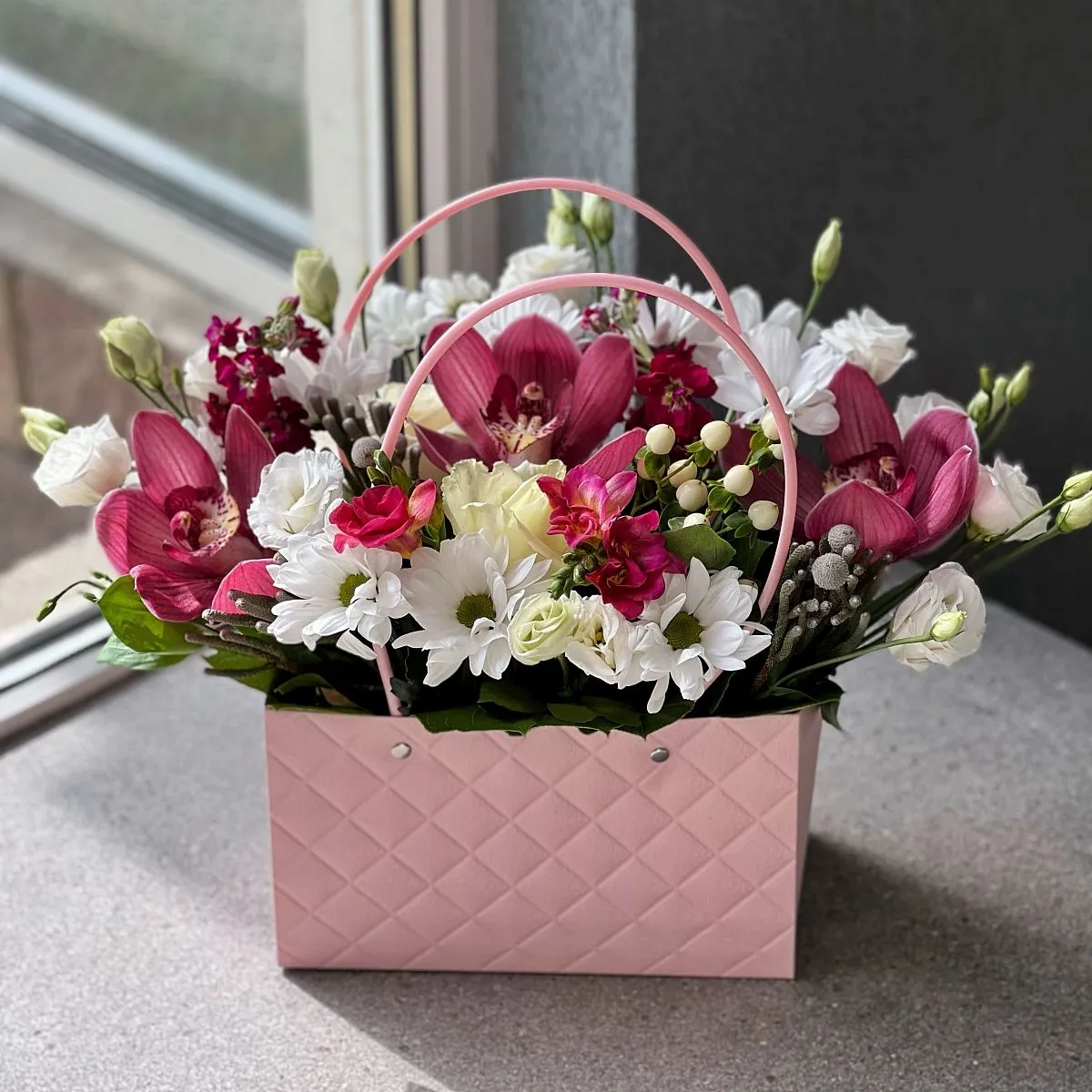 Хризантемы, розы и эустомы в коробке