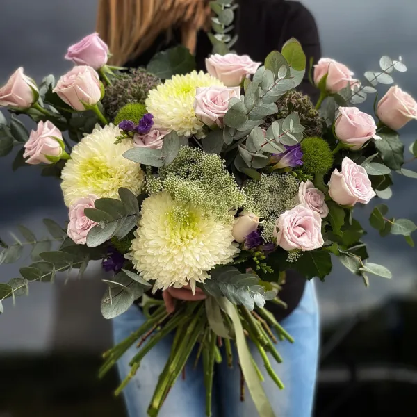 Букет из роз, хризантем и фрезия