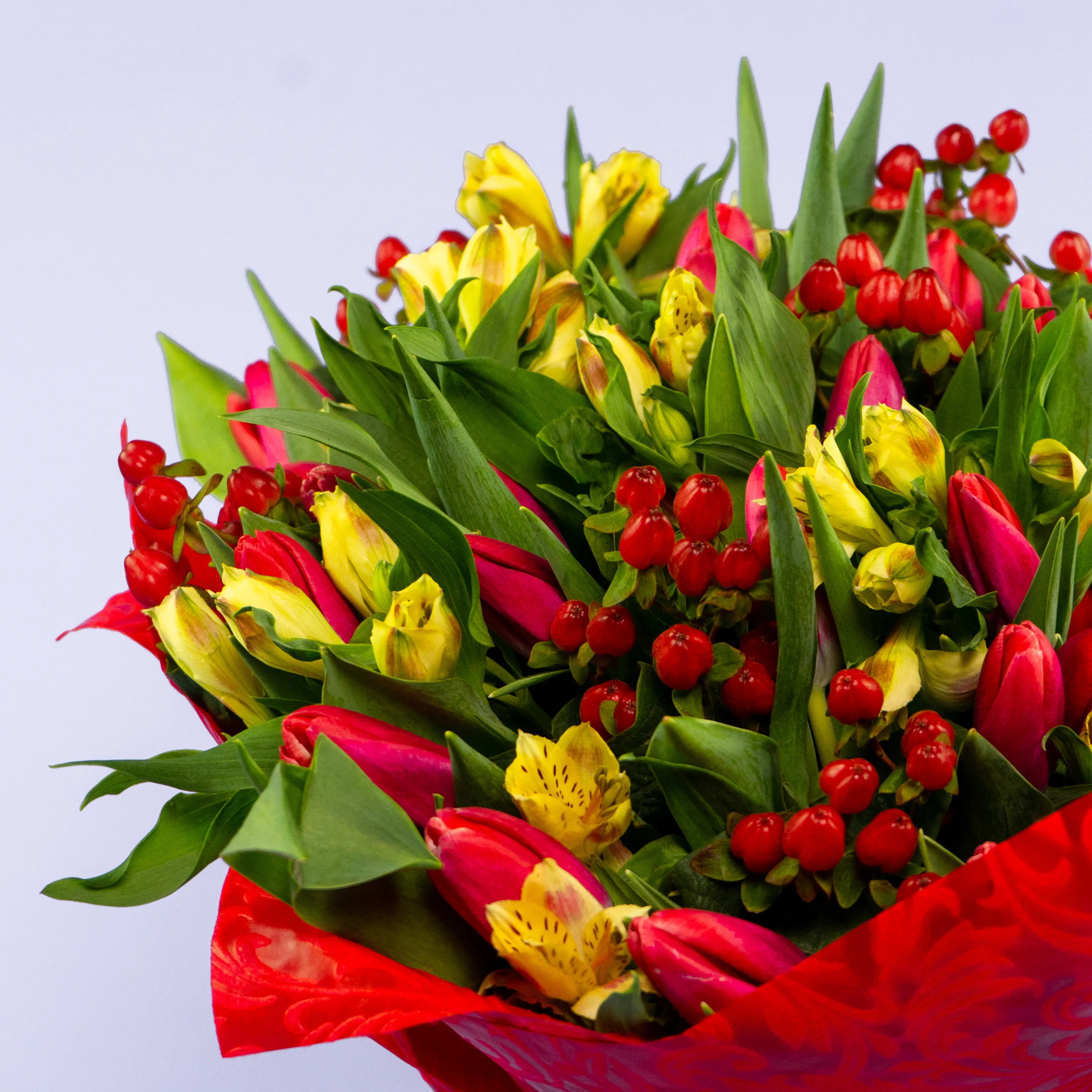 Букет из 38 тюльпанов и альстромерий