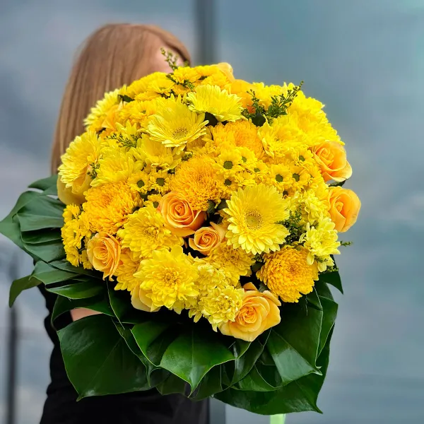 Букет из роз, хризантем