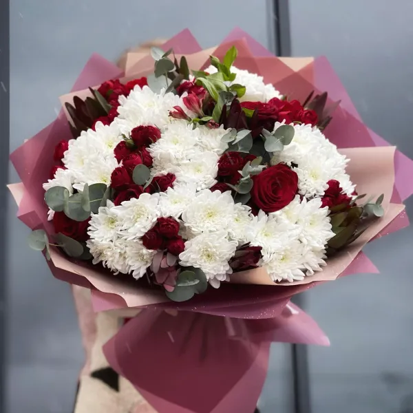 Букет из роз и хризантем