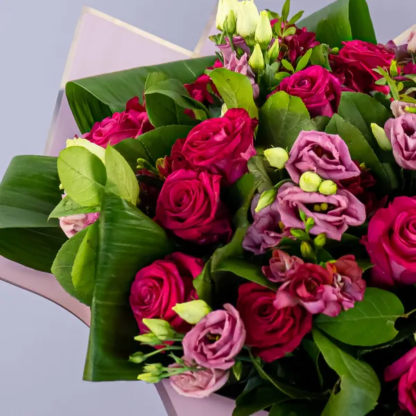 Букет из эустом и ярко-розовых роз