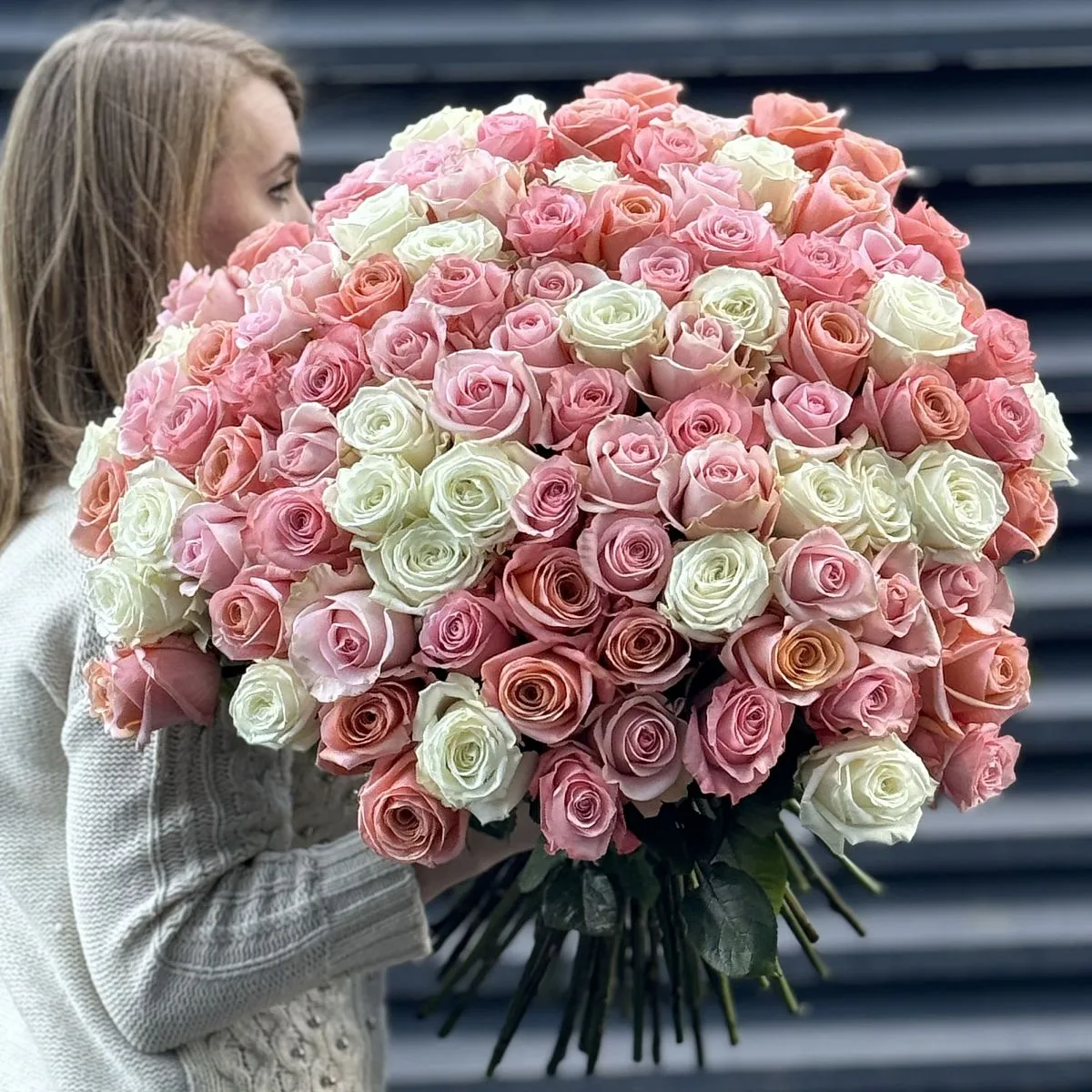 Букет 201 пепельно-розовый микс роз эквадор (70см)