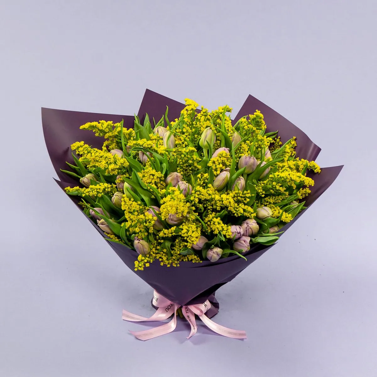 Букет из 49 тюльпанов и солидаго