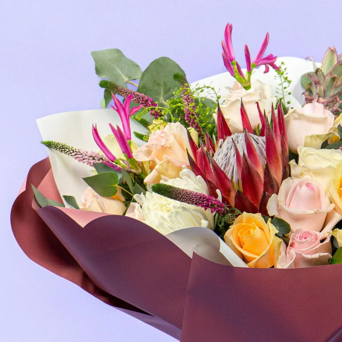 Букет из роз микс, ананаса и протеи