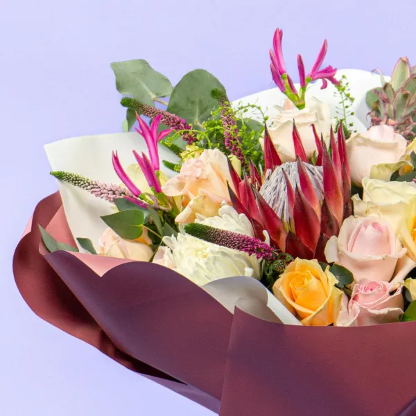 Букет из роз микс, ананаса и протеи