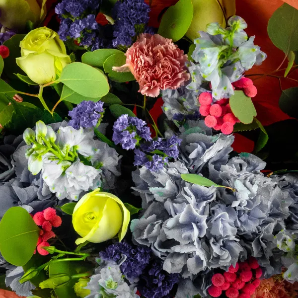 Букет из гортензии, роз и гвоздик