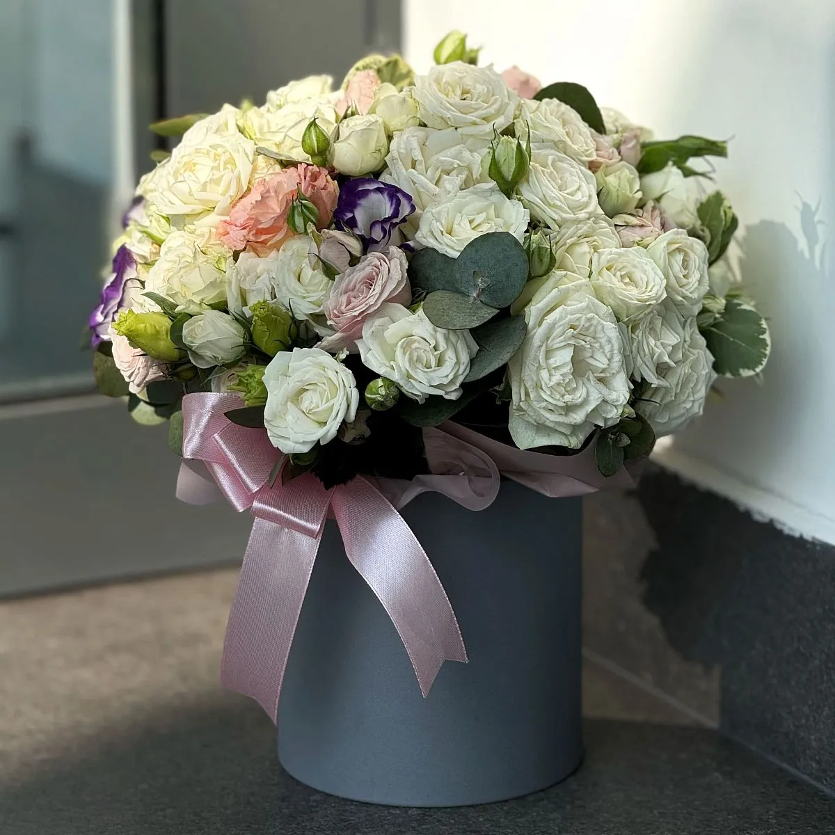 Эустомы и розы в коробке