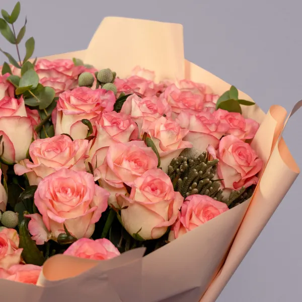 Букет из 55 роз и брунии