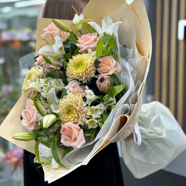 Букет из хризантем, роз и альстромерии