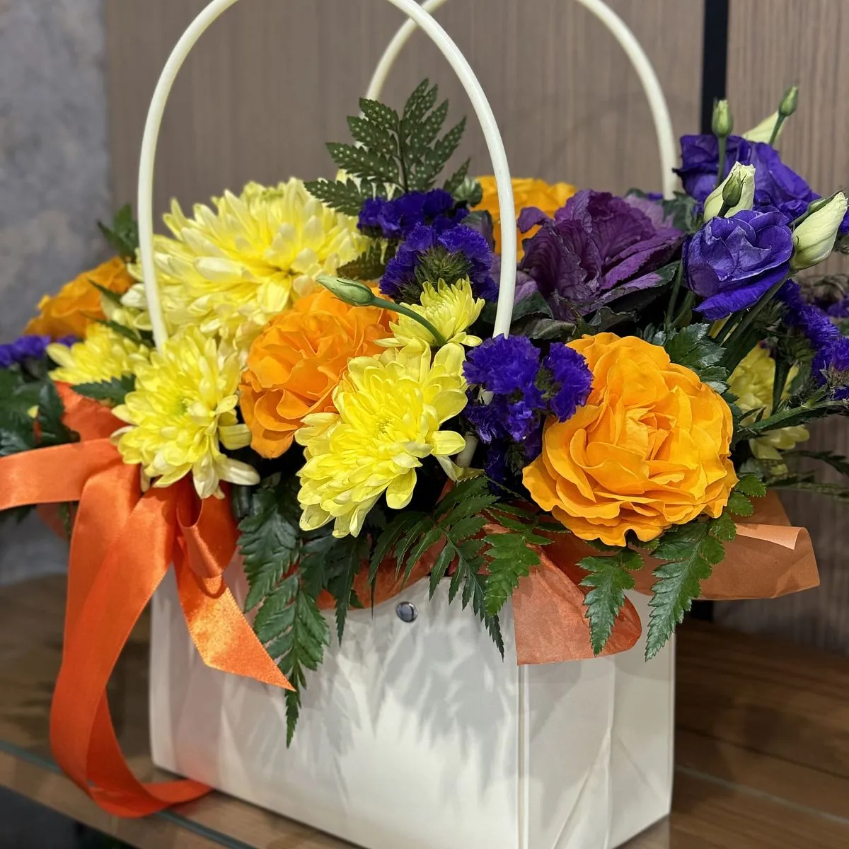 Хризантемы, эустомы и розы в коробке