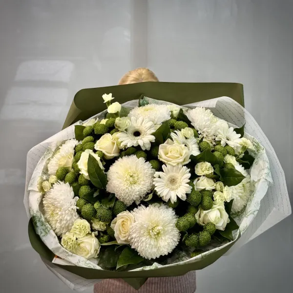 Букет из роз, гвоздик и хризантем