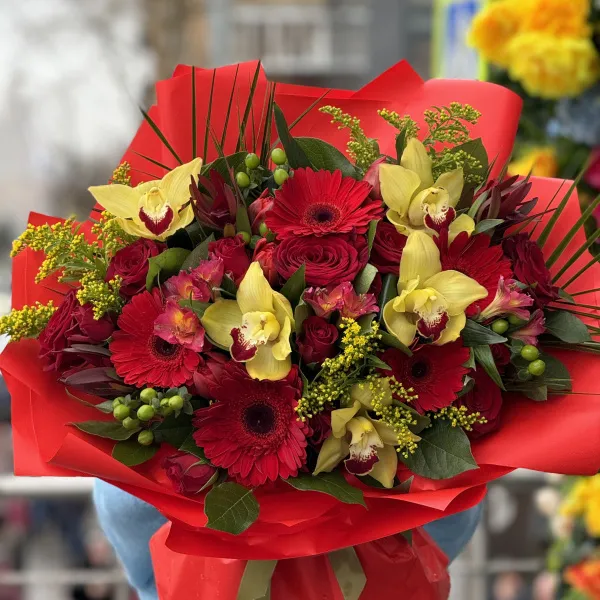 Букет из аспидистра, роз и гербер