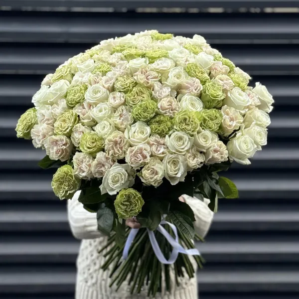 Букет 101 бело-зеленый микс роз эквадор (70см)