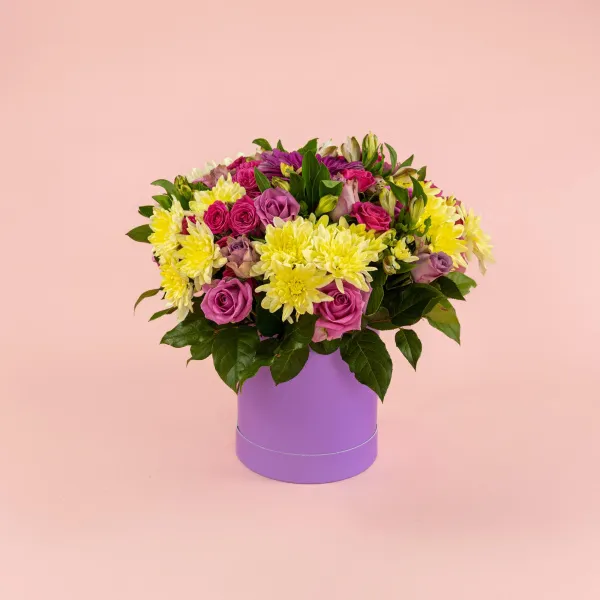 Розы микс, хризантемы, гербера в коробке