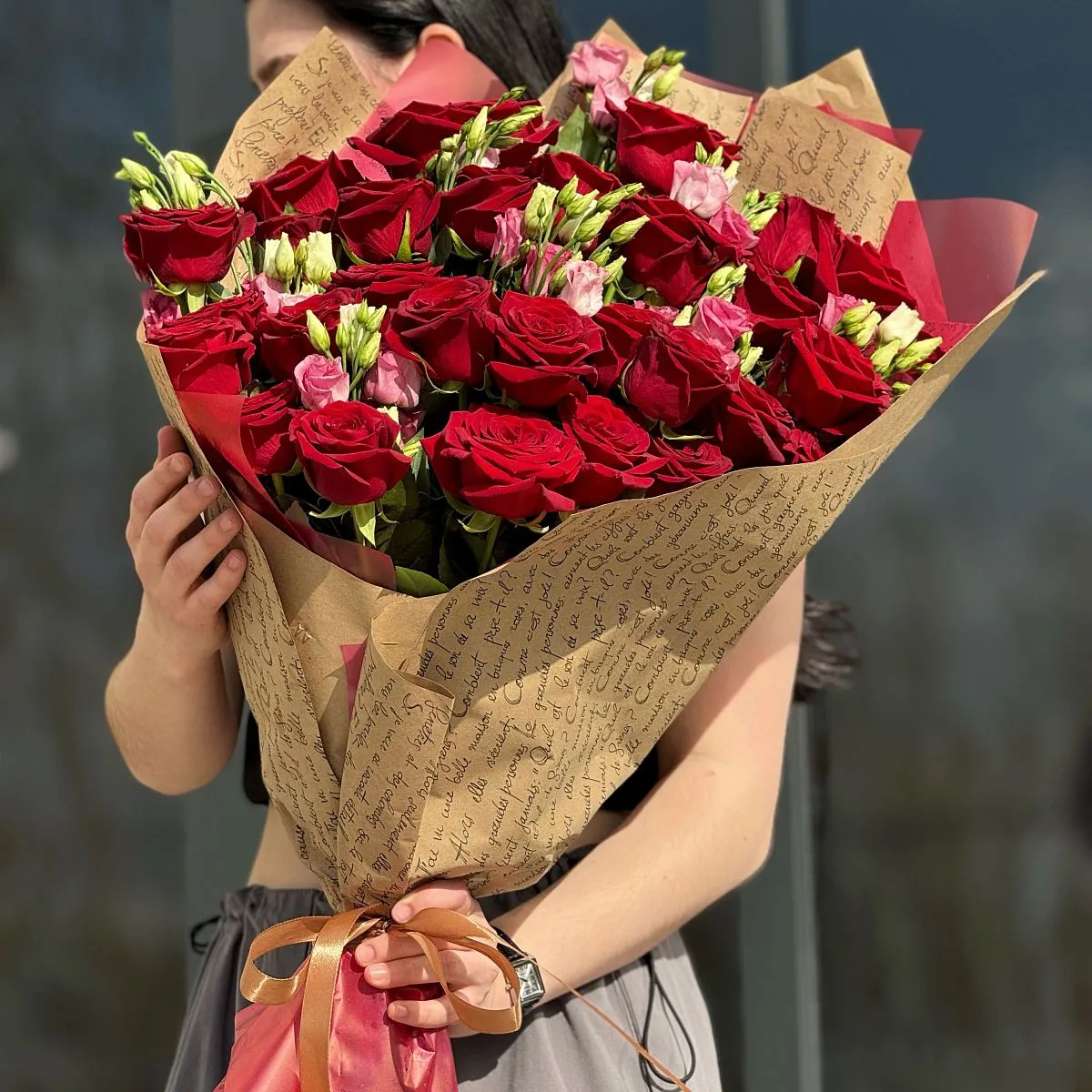 Букет роз и эустом (80 см)