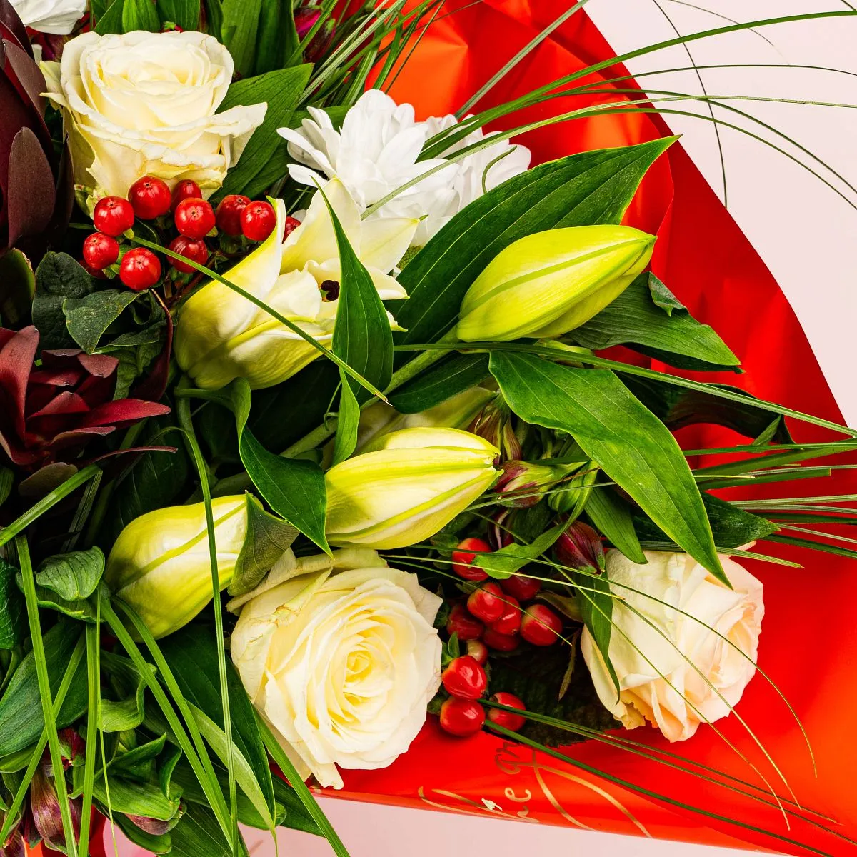 Букет из хризантем, роз и лилий