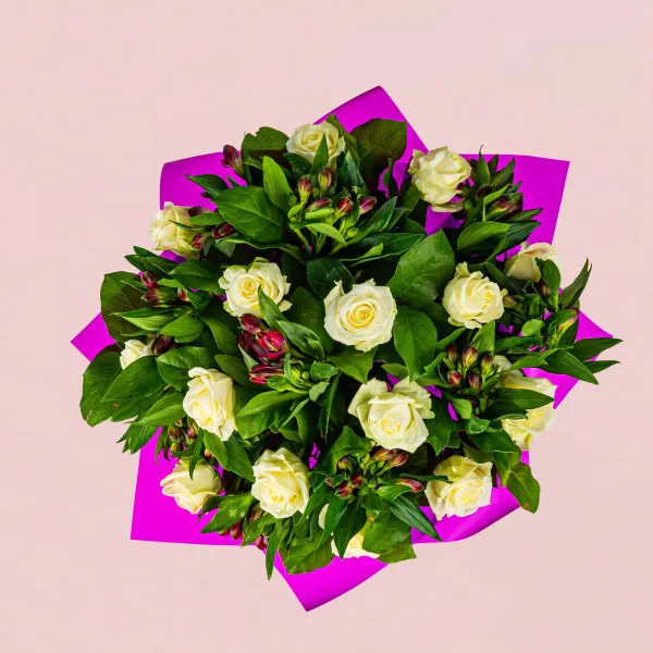 Букет из роз и альстромерий