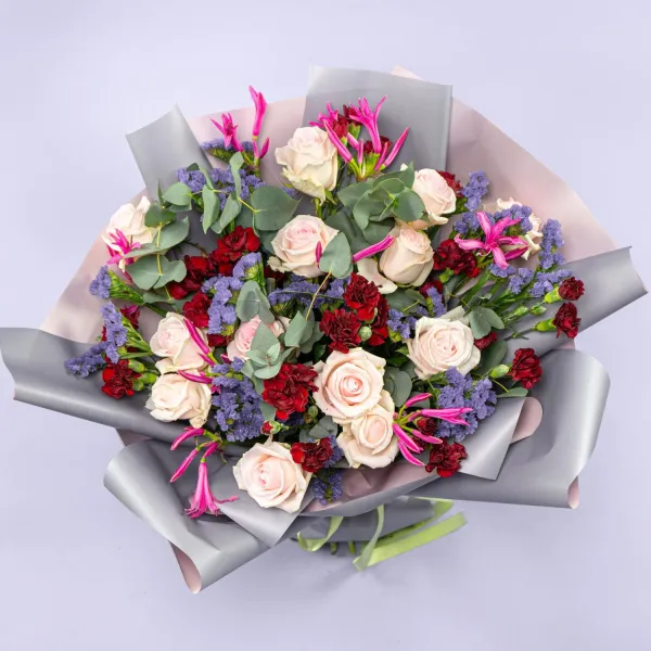 Букет из роз, гвоздик и статицы