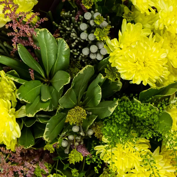 Букет из жёлтых кустовых хризантем