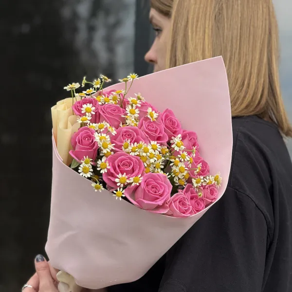 Букет из роз и танацетум