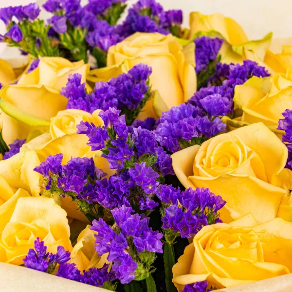 Букет из жёлтых роз и статицы