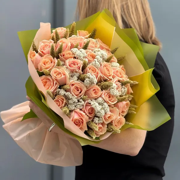 Огромный букет из роз и cухоцветов