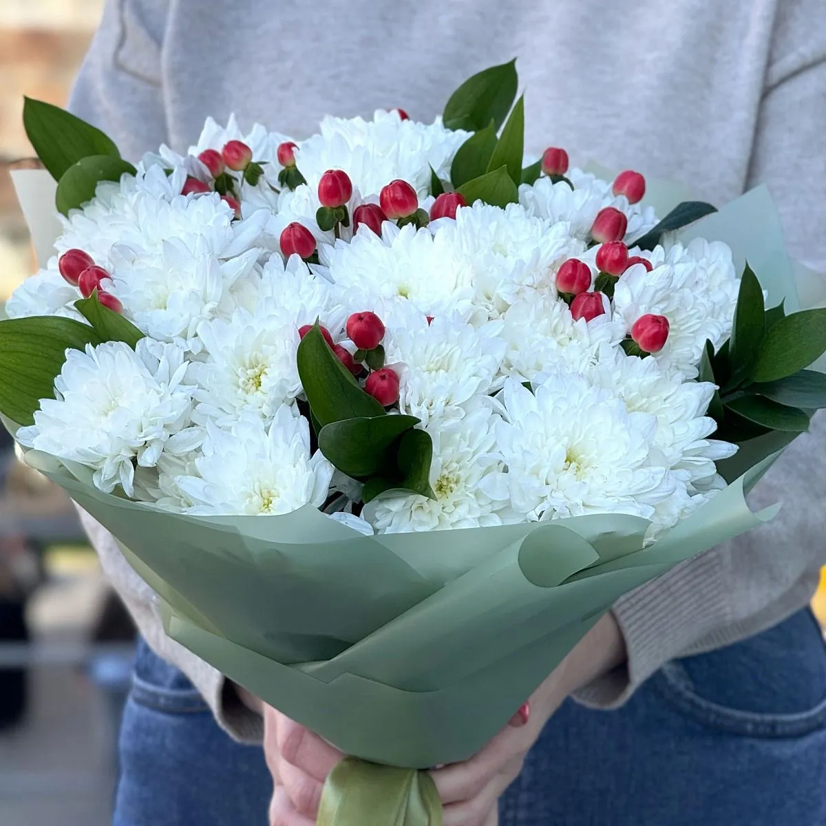 Букет из хризантем и гиперикума