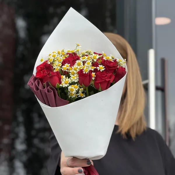 Букет из роз и танацетум