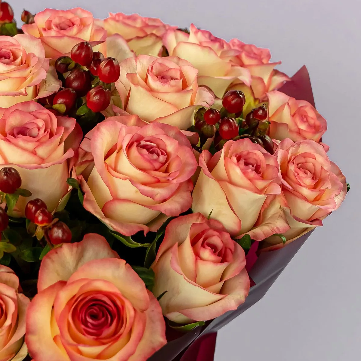 Букет из 31 бело-розовой розы