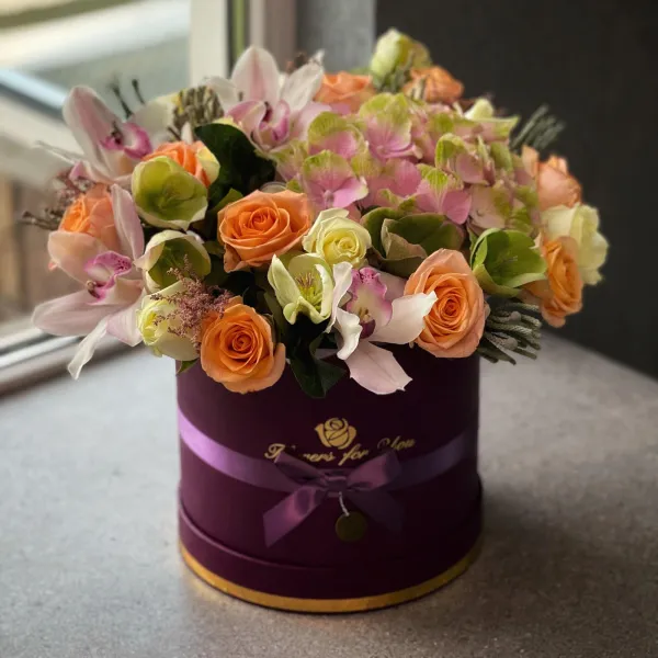 Розы, астильб и брунии в коробке